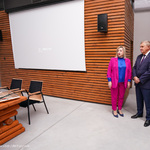 Dyrektor Renata Frankowska oraz prezydent Tadeusz Truskolaski zwiedzają szkołę