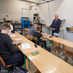 Prezydent Tadeusz Truskolaski wraz z uczniami podczas zajęć lekcyjnych