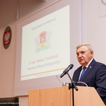 Prezydent Tadeusz Truskolaski przemawia podczas konferencji 