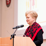 Kobieta przemawia podczas konferencji 