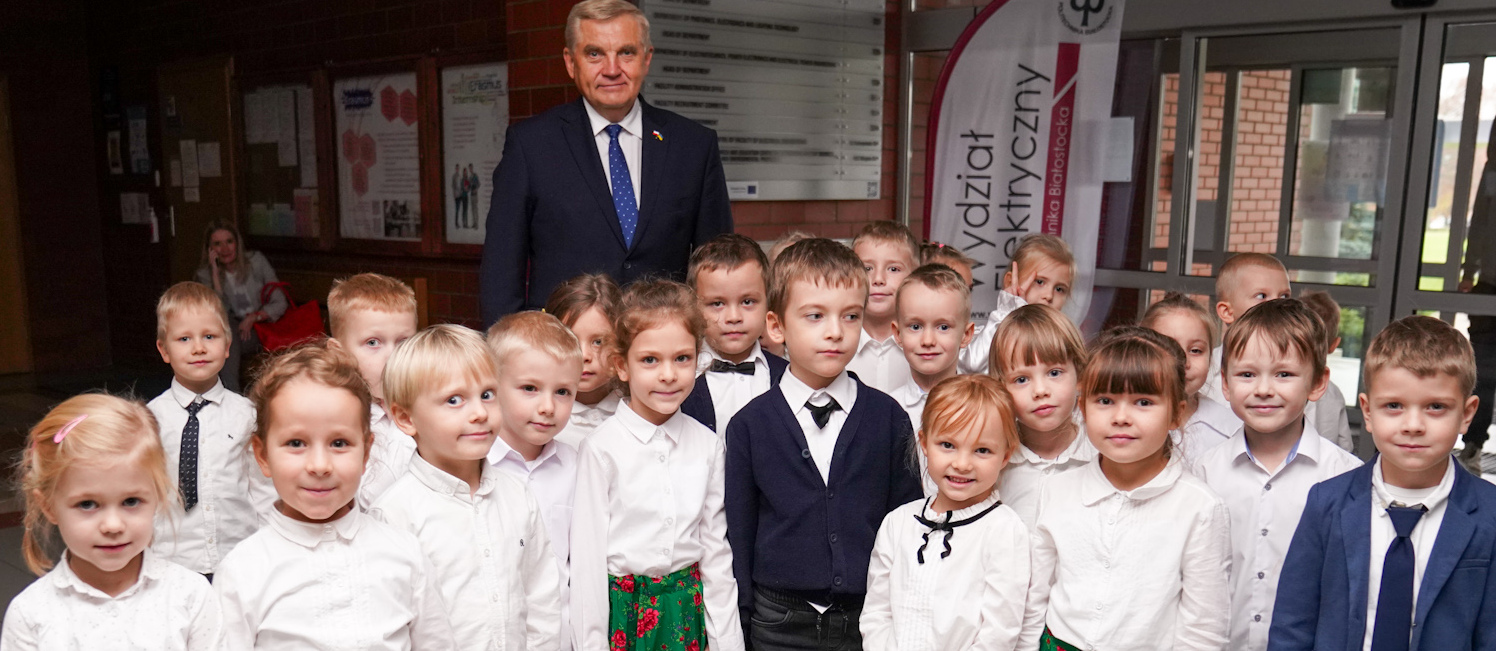 Prezydent Tadeusz Truskolaski w towarzystwie dzieci