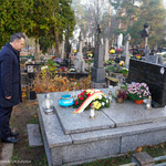 Zastępca prezydenta Przemysław Tuchliński składa wieniec i zapala znicz na grobie.