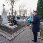 Zastępca prezydenta Przemysław Tuchliński składa wieniec i  znicz na grobie.