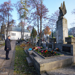 Zastępca prezydenta Przemysław Tuchliński składa wieniec oraz zapala znicz na grobie.