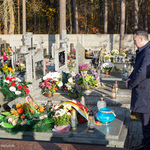 Zastępca prezydenta Przemysław Tuchliński składa wieniec i zapala znicz na grobie.