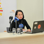 Dyrektor Centrum Aktywności Społecznej Urszula Dmochowska odpowiada na pytania dziennikarzy podczas konferencji prasowej