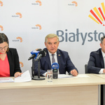 Prezydent Tadeusz Truskolaski odpowiada na pytania dziennikarzy podczas konferencji prasowej
