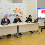 Prezydent Tadeusz Truskolaski odpowiada na pytania dziennikarzy podczas konferencji prasowej