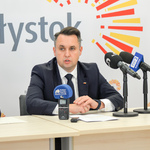 Zastępca prezydenta Przemysław Tuchliński odpowiada na pytania dziennikarzy podczas konferencji prasowej
