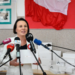 Pani Izabela Agnieszka Grzybowska Dyrektor Szkoły Podstawowej nr 4 w Białymstoku odpowiada na pytania dziennikarzy podczas konferencji prasowej