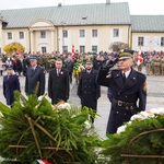 Zastępca prezydenta Rafał Rudnicki składa wieniec przy pomniku Marszałka Piłsudskiego. Asystują przedstawiciele służb mundurowych
