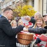 Białostoczanie częstują się biało-czerwonymi lizakami, które rozdaje zastępca prezydenta Rafał Rudnicki
