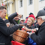 Białostoczanie częstują się biało-czerwonymi lizakami, które rozdaje zastępca prezydenta Rafał Rudnicki