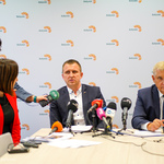 Dyrektor Karol Reńko odpowiada na pytania dziennikarzy podczas konferencji prasowej