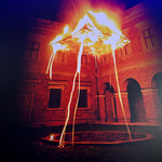 Fotografia płonącej instalacji artystycznej