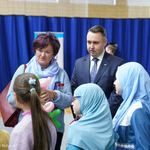 Zastępca prezydenta Przemysław Tuchliński rozmawia z dziećmi