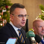 Zastępca prezydenta Rafał Rudnicki odpowiada na pytania dziennikarzy podczas konferencji prasowej