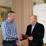 Trener Marek Iwanicki odbiera nagrodę i dyplom od Prezydenta Tadeusza Truskolaskiego