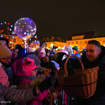 Zastępca prezydenta Przemysław Tuchliński i rozdaje dzieciom świąteczne lizaki