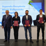 Białostoccy studenci pozują do pamiątkowego zdjęcia wraz z Prezydentem Tadeuszem Truskolaskim