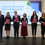 Białostoccy studenci pozują do pamiątkowego zdjęcia wraz z Prezydentem Tadeuszem Truskolaskim