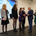 Prezydent Tadeusz Truskolaski gratuluje studentce wręczając list gratulacyjny oraz nagrodę