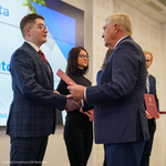 Prezydent Tadeusz Truskolaski gratuluje studentowi wręczając list gratulacyjny oraz nagrodę