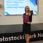 Białostocka studentka pozuje do pamiątkowego zdjęcia