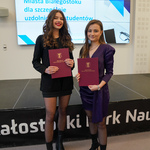 Dwie białostockie studentki pozują do pamiątkowego zdjęcia