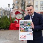 Zastępca prezydenta Rafał Rudnicki prezentuje kalendarz