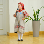 Mała dziewczynka z Ukrainy śpiewa podczas spotkania