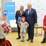Rashed Mustafa Sarwar pozuje do pamiątkowego zdjęcia z Prezydentem Tadeuszem Truskolaskim oraz dziewczynkami z Ukrainy