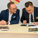 Zastępca prezydenta Rafał Rudnicki wraz z autorem książki