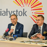 Autor książki odpowiada na pytania dziennikarzy podczas konferencji prasowej