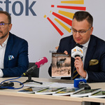 Zastępca prezydenta Rafał Rudnicki prezentuje książkę