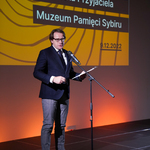 Prof. dr hab. Wojciech Śleszyński Dyrektor Muzeum Pamięci Sybiru przemawia podczas uroczystości