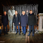 Wnuczka oraz syn Wiesława Bartoszewskiego, Mark Brzezinski, prezydent Tadeusz Truskolaski oraz Poseł na Sejm Krzysztof Truskolaski pozują do pamiątkowego zdjęcia na tle pomnika