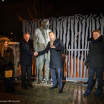 Ambasador Stanów Zjednoczonych w Polsce Mark Brzezinski podaje dłoń Teofilowi Bartoszewskiemu