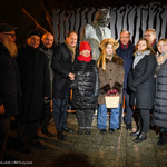 Radni Miasta, rzeźbiarz Jacek Kiciński, Mark Brzezinski, Katarzyna Kisielewska-Martyniuk oraz syn i wnuczka Władysława Bartoszewskiego pozują do pamiątkowego zdjęcia