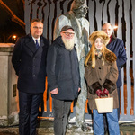 Zastępca prezydenta Rafał Rudnicki pozuje do pamiątkowego zdjęcia z autorem rzeźby Jackiem Kicińskim, Teofilem Bartoszewskim oraz jego córką Antonią
