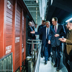 Prezydent Tadeusz Truskolaski, Mark Brzezisnki oraz goście podziwiają wagony w Muzeum Pamięci Sybiru