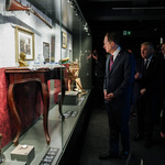 Goście honorowi oglądają gabloty z ekspozycją w Muzeum Pamięci Sybiru