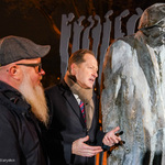 Rzeźbiarz Jacek Kiciński i ambasador Mark Brzezinski stoją i rozmowiają przy pomniku Władysława Bartoszewskiego