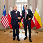 Prezydent Tadeusz Truskolaski podaje dłoń Ambasadorowi Stanów Zjednoczonych w Polsce Markowi Brzezinskiemu