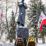 Pomnik ks. Jerzego Popiełuszki, pod którym leżą złożone kwiaty