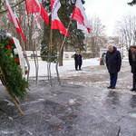 Mark Brzezinski- Ambasador Stanów Zjednoczonych w Polsce oraz Prezydent Miasta Białystok Tadeusz Truskolaski składają hołd pod pomnikiem ks. Jerzego Popiełuszki