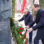 Prezydent Tadeusz Truskolaski oraz ambasador Mark Brzezinski składają kwiaty pod pomnikiem
