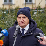 Prezydent Tadeusz Truskolaski przemawia podczas konferencji prasowej