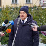Prezydent Tadeusz Truskolaski przemawia podczas konferencji prasowej