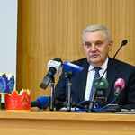 Prezydent Tadeusz Truskolaski przemawia podczas konferencji prasowej
